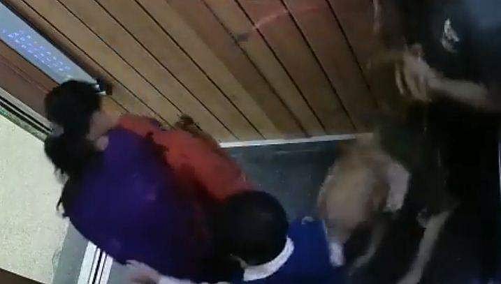 സ്‌കൂളില്‍ പോകാന്‍ അമ്മയ്‌ക്കൊപ്പം ലിഫ്റ്റില്‍; കുട്ടിയുടെ കൈ വളര്‍ത്തുനായ കടിച്ചുപറിച്ചു- വീഡിയോ 