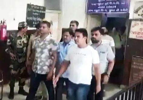 തോക്കുചൂണ്ടി പത്രിക പിന്‍വലിപ്പിച്ചു; ആരോപണവുമായി ആംആദ്മി; ഗുജറാത്തില്‍ രാഷ്ട്രീയ വിവാദം; വീഡിയോ
