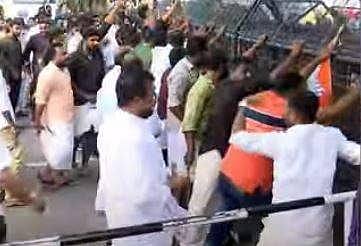 യുദ്ധക്കളമായി തിരുവനന്തപുരം; യൂത്ത് കോണ്‍ഗ്രസ് മാര്‍ച്ച് അക്രമാസക്തം; കല്ലേറ്