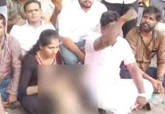 അഞ്ചുവയസുകാരന്റെ മേല്‍ ചുള്ളിക്കമ്പുകള്‍; കുട്ടിയെ നിലത്തുകിടത്തി; അതിരുവിട്ട സമരവുമായി യൂത്ത് കോണ്‍ഗ്രസ് 