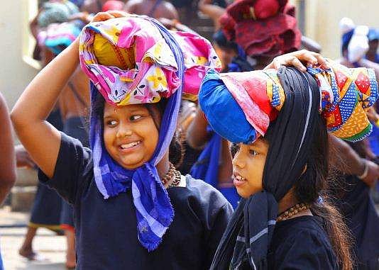 തീര്‍ത്ഥാടകര്‍ക്ക് ഇനി ഇരുമുടിക്കെട്ടില്‍ തേങ്ങയുമായി വിമാനത്തില്‍ യാത്ര ചെയ്യാം; വിലക്ക് നീക്കി
