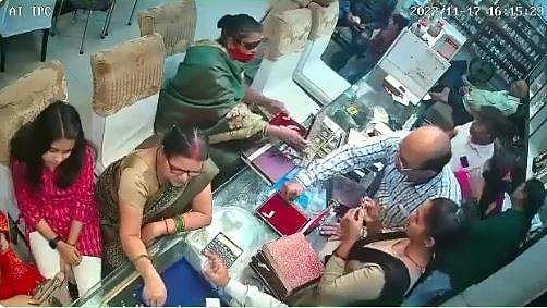 തിരക്കിനിടെ ജ്വല്ലറിയില്‍ നിന്ന് ലക്ഷങ്ങള്‍ വിലവരുന്ന നെക്‌ലേസ് മോഷ്ടിച്ച് സ്ത്രീ; വീഡിയോ പുറത്ത്