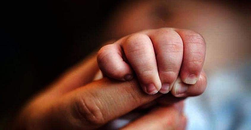 തീരത്തടിഞ്ഞ നവജാത ശിശുവിന്റെ മൃതദേഹം തെരുവുനായ കടിച്ചുവലിച്ചു