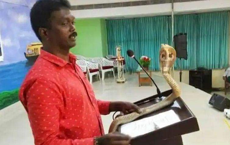 മൈക്ക് ഓഫായി, പകരം മൂര്‍ഖനെ മൈക്കാക്കി വാവ സുരേഷിന്റെ ക്ലാസെടുക്കല്‍;വിമര്‍ശനം ശക്തം 