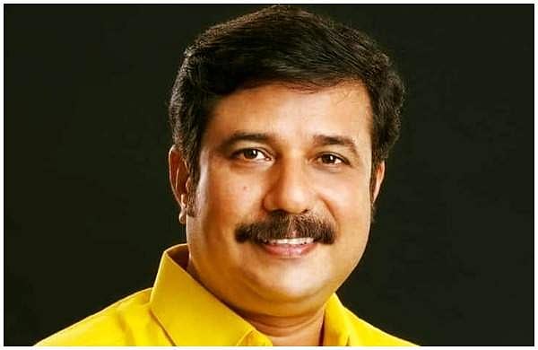 കാര്‍ ചരക്കുലോറിയുമായി കൂട്ടിയിടിച്ചു; എ എം ആരിഫ് എംപിക്ക് പരിക്ക് 