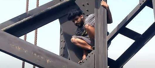 ഹാര്‍ബര്‍ പാലത്തില്‍ കയറി യുവാവിന്റെ ആത്മഹത്യാഭീഷണി; ഒന്നരമണിക്കൂര്‍ ഗതാഗതം തടസപ്പെട്ടു- വിഡിയോ