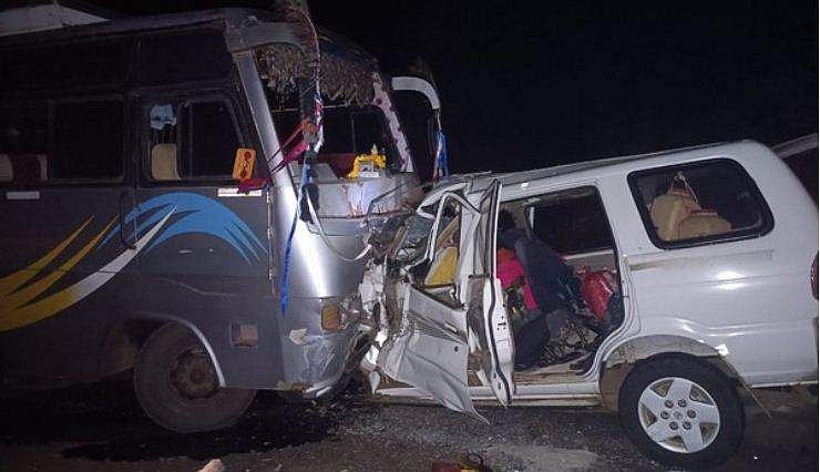 മധ്യപ്രദേശില്‍ കാറും ബസും കൂട്ടിയിടിച്ചു; 11 പേര്‍ മരിച്ചു