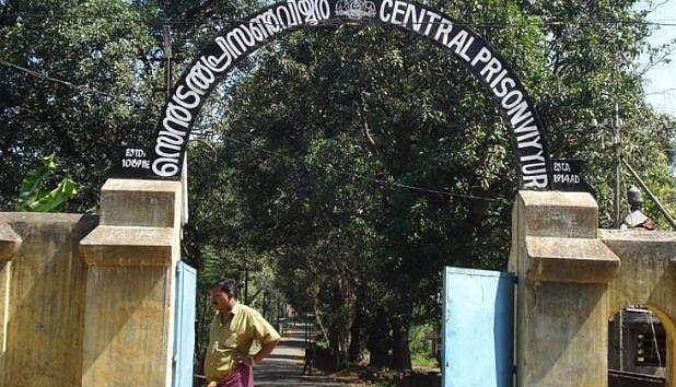 ഖുറാനില്‍ ഒളിപ്പിച്ച് ജയിലില്‍ കഴിയുന്ന പോപ്പുലര്‍ ഫ്രണ്ട് നേതാവിന് സിംകാര്‍ഡ്; കേസ്
