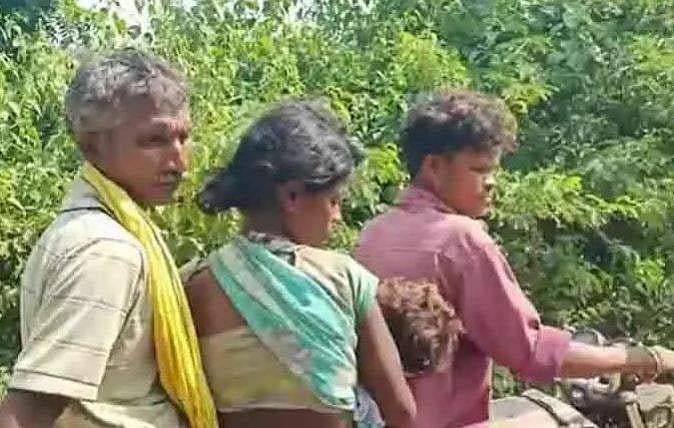 പണമില്ല; സര്‍ക്കാര്‍ ആശുപത്രി ആംബുലന്‍സ് നല്‍കിയില്ല, 3 വയസ്സുകാരിയുടെ മൃതദേഹവുമായി കുടുംബം ബൈക്കില്‍ സഞ്ചരിച്ചത് 65 കിലോമീറ്റര്‍