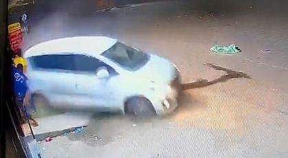 മദ്യലഹരിയില്‍ അഭ്യാസ പ്രകടനം, വീശിയെടുത്ത കാര്‍ ഇടിച്ചുതെറിപ്പിച്ചു; 50കാരന്‍ മരിച്ചു- വീഡിയോ 