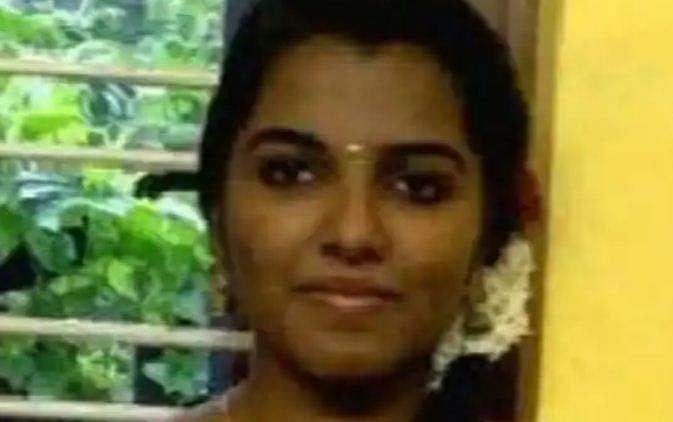 കാമുകൻ കൊടുത്ത ശീതളപാനീയം കുടിച്ചു; അവശയായി ആശുപത്രിയിൽ; 19കാരി മരിച്ചു; വിഷം നൽകിയെന്ന് ബന്ധുക്കൾ