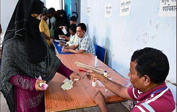 ഗുജറാത്ത് പോളിങ്ങ് ബൂത്തിലേക്ക് ; 89 മണ്ഡലങ്ങളില്‍ ഇന്ന് വിധിയെഴുത്ത്; പ്രതീക്ഷയോടെ പാര്‍ട്ടികള്‍