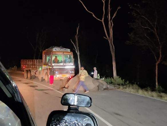 ബന്ദിപ്പൂരില്‍ ചരക്കുലോറി ഇടിച്ച് കാട്ടാന ചരിഞ്ഞു; കോഴിക്കോട്- മൈസൂര്‍ ദേശീയ പാതയില്‍ ഗതാഗതം തടസ്സപ്പെട്ടു