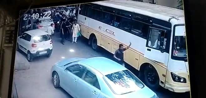 ഇടിച്ചു വീഴ്ത്തി, ബസ് മുകളിലൂടെ 'കയറിയിറങ്ങി'; കൂളായി എഴുന്നേറ്റു വന്ന് കാല്‍നടയാത്രക്കാരന്‍, അത്ഭുത രക്ഷപെടല്‍- വിഡിയോ