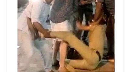 വിജയാഹ്ലാദത്തിനിടെ പൊലീസുകാരെ റോഡിലൂടെ വലിച്ചിഴച്ചു, മര്‍ദ്ദിച്ചു; മൂന്നു പേര്‍ അറസ്റ്റില്‍