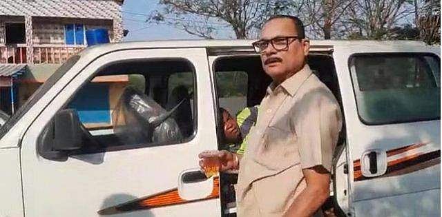'രണ്ടെണ്ണം അടിച്ചിട്ടു പോകാം!';ആംബുലന്‍സ് നിര്‍ത്തി ഡ്രൈവറുടെയും രോഗിയുടെയും മദ്യപാനം, വീഡിയോ വൈറല്‍