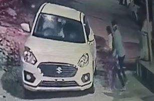 ക്ഷേത്രദര്‍ശനം കഴിഞ്ഞ് വീട്ടിലേക്ക്‌ മടങ്ങി; 18കാരിയെ അച്ഛന്റെ കണ്‍മുന്നില്‍ വച്ച് തട്ടിക്കൊണ്ടുപോയി; വീഡിയോ