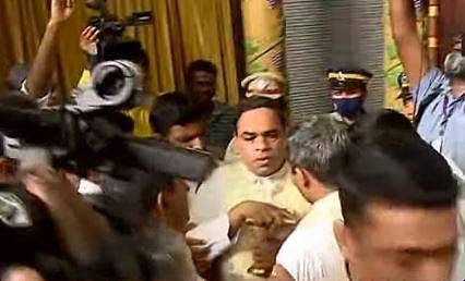ബലിപീഠം തകർത്തു, വൈദികരെ തള്ളിമാറ്റി; സെന്റ് മേരീസ് ബസലിക്കയിൽ കുർബാന തർക്കത്തിൽ സംഘർഷം