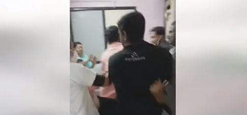 ഗർഭസ്ഥ ശിശു മരിച്ചു; ആശുപത്രി ഉപകരണങ്ങൾ അടിച്ചു തകർത്ത് ബന്ധുക്കൾ; ഡോക്ടറടക്കം മൂന്ന് പേർക്ക് പരിക്ക്