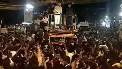 ചന്ദ്രബാബു നായിഡുവിന്റെ റോഡ് ഷോയ്ക്കിടെ സംരക്ഷണഭിത്തി തകര്‍ന്നു; എട്ടുപേര്‍ കാനയില്‍ വീണുമരിച്ചു- വീഡിയോ 