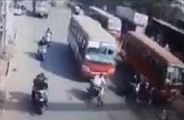 ഡ്രൈവര്‍ക്ക് ഹൃദയാഘാതം; നിയന്ത്രണം വിട്ട ബസ് വാഹനങ്ങളിലേക്ക് ഓടിക്കയറി, രണ്ട് പേര്‍ മരിച്ചു, വിഡിയോ