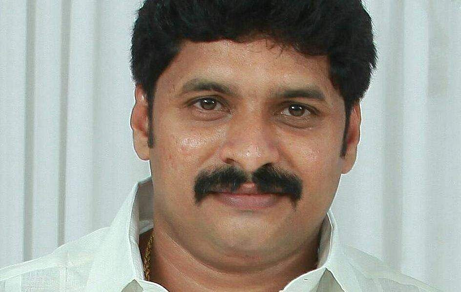 രണ്ടു ദിവസമായി ഭക്ഷണം വരുത്തിയില്ല, ഫ്ളാറ്റ് തുറന്നത് ഫോണിൽ കിട്ടാത്തതിനാൽ; മരണകാരണം ഹൃദയാഘാതമെന്ന് പ്രാഥമിക നി​ഗമനം