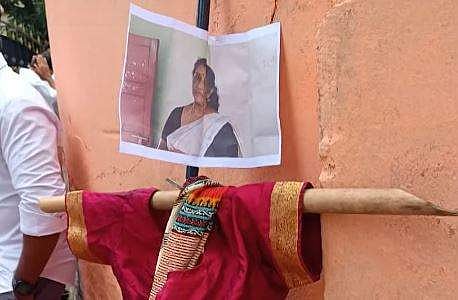 മോഡല്‍ പരീക്ഷ തടസ്സപ്പെടുത്തി; ഗേറ്റിന് മുന്നില്‍ വനിത പ്രിന്‍സിപ്പലിന്റെ കോലം കെട്ടിത്തൂക്കി; എസ്എഫ്‌ഐ പ്രതിഷേധം