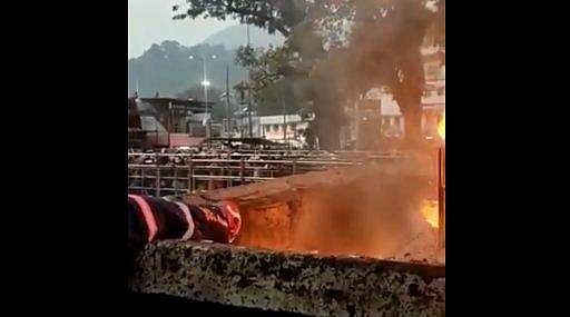 തേങ്ങയെന്ന് കരുതി ആഴിയിലേക്ക് മൊബൈല്‍ ഫോണ്‍ എറിഞ്ഞു; തിരിച്ചെടുത്ത് ഫയർ ഫോഴ്സ് - വിഡിയോ