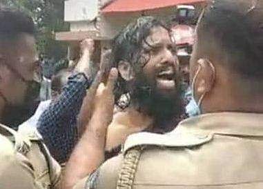 പിണങ്ങിപ്പോയ ഭാര്യയെ തിരിച്ചെത്തിക്കണം; സഹോദരനെ മുറിയിൽ പൂട്ടിയിട്ടു; ദേഹത്ത് പെട്രോളൊഴിച്ച് യുവാവിന്റെ ആത്മഹത്യാ ഭീഷണി