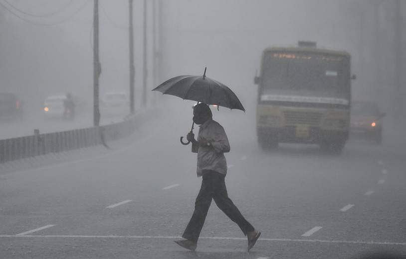 സംസ്ഥാനത്ത് ബുധനാഴ്ച വരെ കനത്ത മഴയ്ക്ക് സാധ്യത; ഇടിമിന്നൽ, 40 കിലോമീറ്റർ വേ​ഗതയിൽ കാറ്റ്; മുന്നറിയിപ്പ്