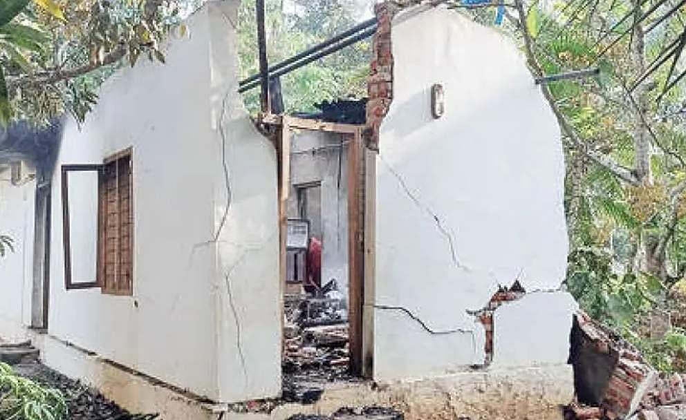യുവാവ് വാടക വീടിന് തീയിട്ടു, സിലിൻഡർ പൊട്ടിത്തെറിച്ച്  വീട് പൂർണമായി തകർന്നു
