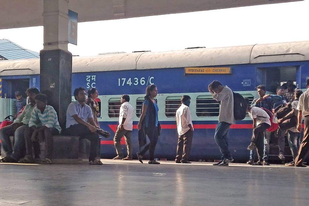 പ്ലാറ്റ്‌ഫോമില്‍ യാത്രക്കാരന്‍ കുഴഞ്ഞുവീണു, കയ്യിലെടുത്തോടി നാനൂറ് മീറ്റര്‍; രക്ഷകനായി ആര്‍പിഎഫ് കോണ്‍സ്റ്റബിള്‍