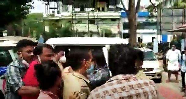 തൃശൂരില്‍ എസ്എഫ്‌ഐ-എഐഎസ്എഫ് സംഘര്‍ഷം;  പൊലീസ് സ്റ്റേഷനില്‍ എംഎല്‍എയുടെ നേതൃത്വത്തില്‍ പ്രതിഷേധം (വീഡിയോ)