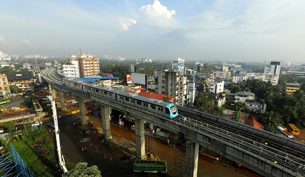 മെട്രോ പാളത്തില്‍ ചെരിവുണ്ടെന്ന് ഇ ശ്രീധരന്‍; അള്‍ട്രാ സോണിക്, സോയില്‍ ബോര്‍ ടെസ്റ്റുകള്‍ നടത്താന്‍ നിര്‍ദേശം
