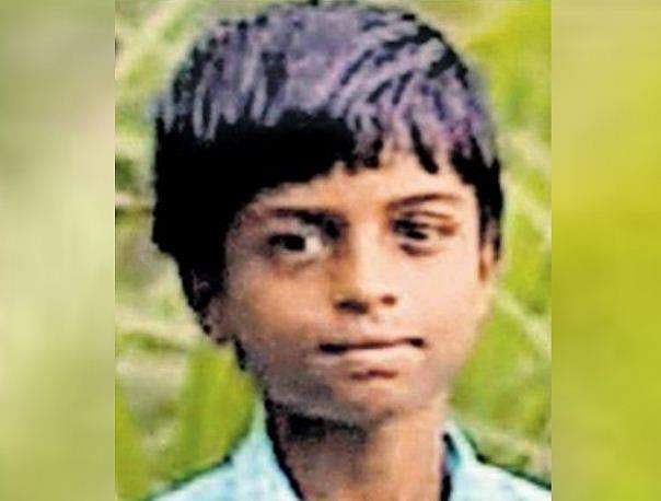 കാർ പാർക്ക് ചെയ്യാൻ‌ അരികു പറഞ്ഞുകൊടുക്കുന്നതിനിടെ അപകടം; അച്ഛൻ ഓടിച്ച കാറിടിച്ച് പത്തുവയസ്സുകാരനു ദാരുണാന്ത്യം 