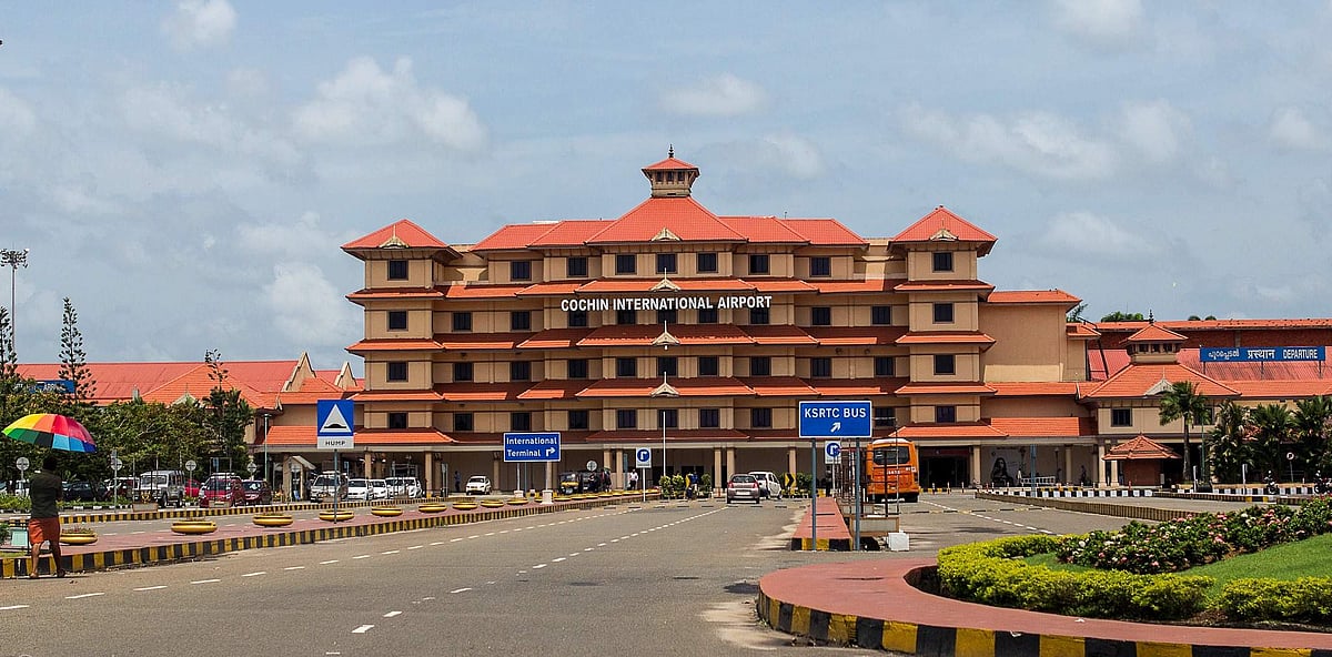 കൊച്ചി വിമാനത്താവളത്തില്‍ ഒരു കോടി രൂപയുടെ സ്വര്‍ണ്ണ വേട്ട; കടത്തിയത് ഗര്‍ഭനിരോധന ഉറകളില്‍ പൊതിഞ്ഞ്