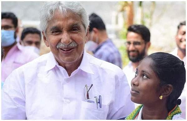 ദത്തെടുത്ത് വളര്‍ത്തിയ മാതാപിതാക്കള്‍ വിടപറഞ്ഞു; ഒറ്റമുറി വീട് ജപ്തി ചെയ്യാന്‍ ബാങ്ക്, ലോണടച്ച് തീര്‍ത്ത് യൂത്ത് കോണ്‍ഗ്രസ്,15കാരിയെ കാണാന്‍ നേരിട്ടെത്തി ഉമ്മന്‍ചാണ്ടി