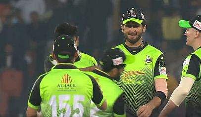 ക്യാച്ച് കൈവിട്ടു; സഹ താരത്തിന്റെ മുഖത്തടിച്ച് പാക് താരം ഹാരിസ് റൗഫ് (വീഡിയോ)