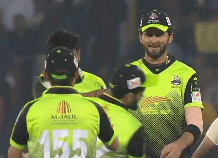 ക്യാച്ച് നഷ്ടപ്പെടുത്തിയതിന് സഹതാരത്തെ തല്ലി റൗഫ്; മാച്ച് റഫറിയുടെ താക്കീത്‌