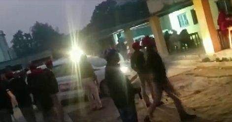 വെളിച്ചമില്ല; പന്ത്രണ്ടാം ക്ലാസ് വിദ്യാര്‍ഥികള്‍ പരീക്ഷയെഴുതിയത് കാറിന്റെ ഹെഡ്‌ലൈറ്റില്‍; വീഡിയോ