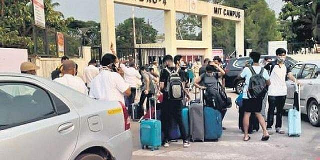 ട്രോളി ബാഗ് തുറന്നപ്പോള്‍ പുറത്തുചാടിയത് കാമുകി!; കയ്യോടെ പിടികൂടി ഹോസ്റ്റല്‍ കാവല്‍ക്കാര്‍