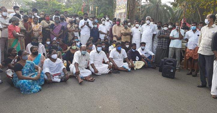 അഞ്ച് വയസുകാരിയെ കാട്ടാന ചവിട്ടിക്കൊന്നു; റോഡ് ഉപരോധിച്ച് നാട്ടുകാർ; പ്രതിഷേധം