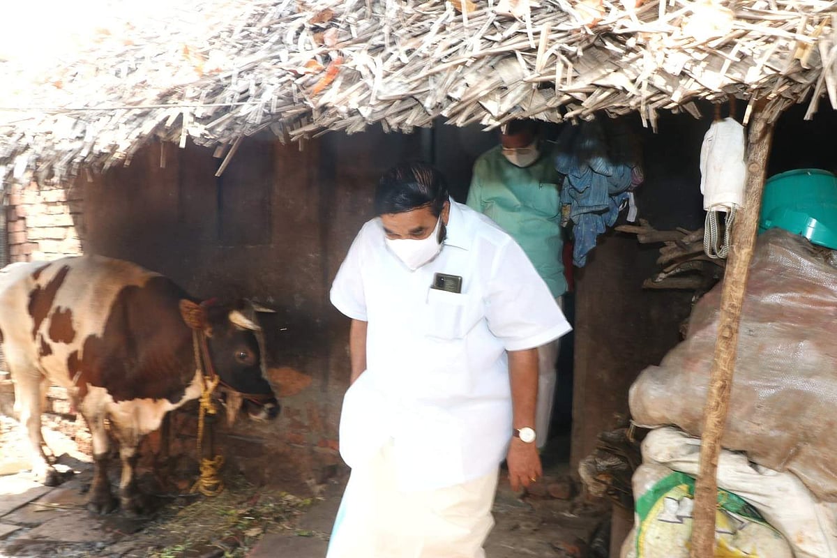 ഇതാണ് വാവ സുരേഷിന്റെ കുടില്, ഓല മേഞ്ഞ വീട്ടില് സന്ദര്ശകനായി മന്ത്രി
