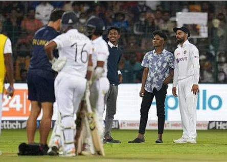 കളിക്കിടെ ആരാധകർ ​ഗ്രൗണ്ടിൽ; ആദ്യം കോഹ്‌ലിക്കൊപ്പം സെൽഫി; പിന്നാലെ പൊലീസിനെ മൈതാനം മുഴുവൻ ഓടിച്ചു; പിടിയിൽ (വീഡിയോ)