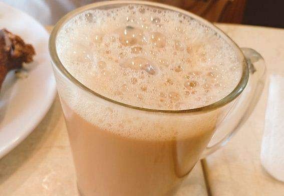 തണുത്തുപോയെന്ന് പറഞ്ഞ് വിനോദ സഞ്ചാരി ചൂടു ചായ മുഖത്തൊഴിച്ചു; ബസ് തടഞ്ഞ് ഹോട്ടൽ ജീവനക്കാരുടെ മർദ്ദനം; രണ്ട് പേർക്ക് ​ഗുരുതര പരിക്ക്