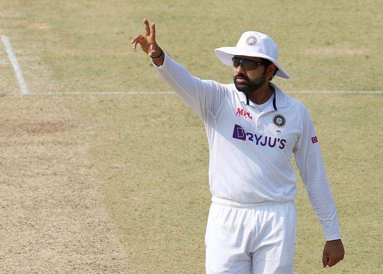 പതിവ് തെറ്റിക്കാതെ രോഹിത്, ട്രോഫി കൈമാറിയത് ഈ 2 കളിക്കാരുടെ കൈകളിലേക്ക്‌