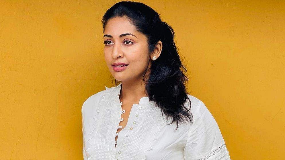 'മുറിക്കാൻ എനിക്ക് ജാതിവാൽ ഇല്ല, ഞാൻ ഇപ്പോഴും ധന്യ വീണ'; നവ്യ നായർ
