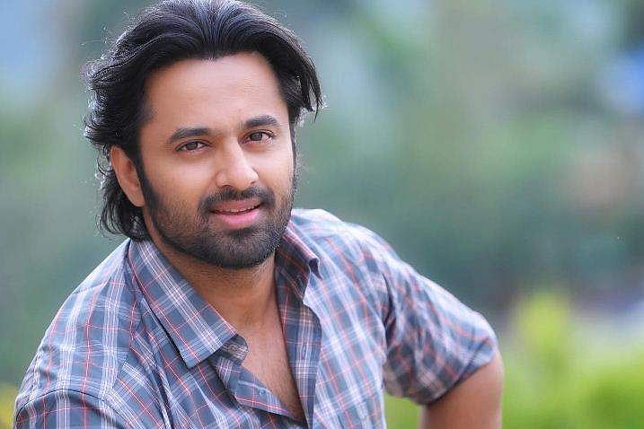 തന്റെ നിര്‍മാതാവാകാമോ എന്ന് ആരാധകന്‍, പണം മുടക്കാതെ സിനിമ പിടിക്കാനുള്ള ഉപദേശം കൊടുത്ത് ഉണ്ണി മുകുന്ദന്‍