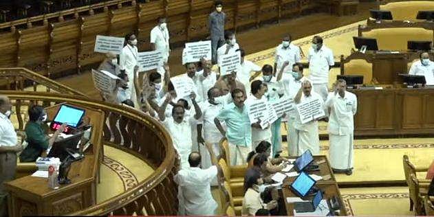 മാടപ്പള്ളി സഭയില്‍, പ്രതിപക്ഷ ബഹളം; അടി കിട്ടാത്തതിന്റെ പ്രശ്‌നമെന്ന് മന്ത്രി സജി ചെറിയാന്‍; പ്രതിപക്ഷനേതാവിന്റെ മൈക്ക് ഓഫ് ചെയ്തു