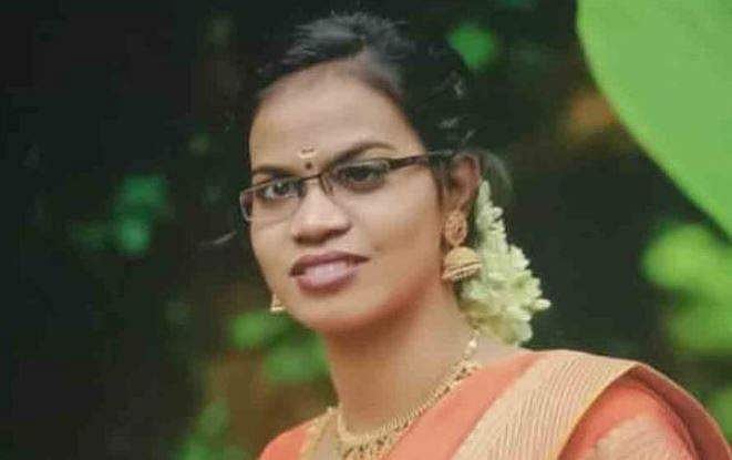വിവാഹം ആറ് മാസം മുന്‍പ്; തൃശൂരില്‍ 20കാരി തീകൊളുത്തി മരിച്ച നിലയില്‍